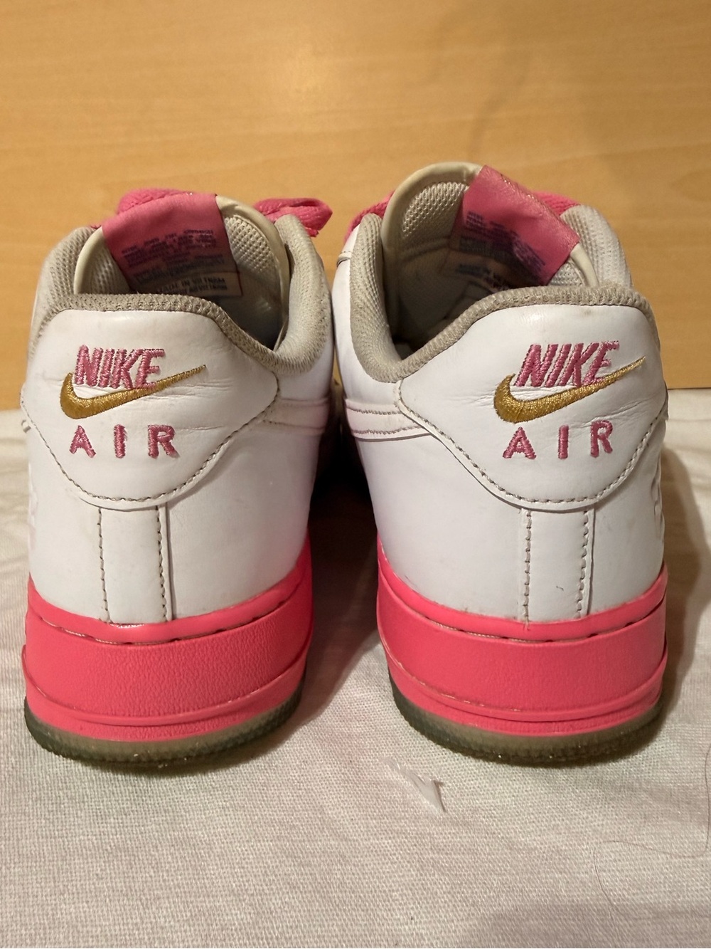 Nike Women White & Pink lotus Air Low-Top Sneakers